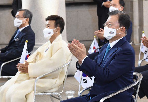 [서울=뉴시스] 김진아 기자 = 문재인 대통령이 15일 서울 중구 문화역서울284에서 열린 제76주년 광복절 경축식에서 사전녹화 된 김원웅 광복회장의 기념사를 본 후 박수를 치고있다. 2021.08.15. bluesoda@newsis.com /사진=뉴시스