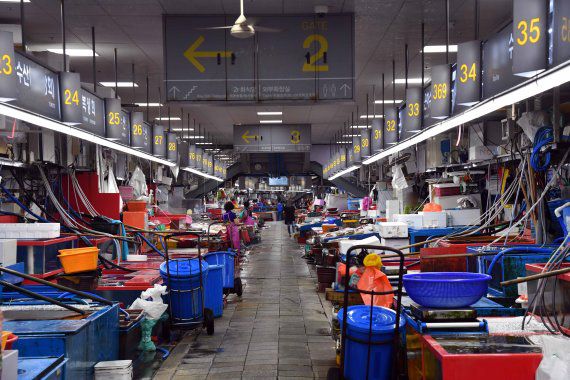 [부산=뉴시스] 하경민 기자 = 부산의 사회적 거리두기 4단계 시행 첫날인 10일 부산 자갈치시장이 비교적 한산한 모습을 보이고 있다.