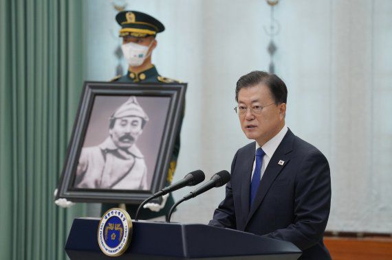 (서울=뉴스1) 유승관 기자 = 문재인 대통령이 17일 청와대 본관에서 열린 고 홍범도 장군 훈장 추서식에서 연설하고 있다. 2021.8.17/뉴스1 /사진=뉴스1화상