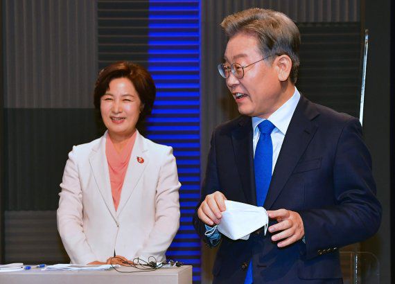 더불어민주당 대선주자인 이재명 경기도지사(오른쪽)와 추미애 전 법무부장관. 사진=뉴스1