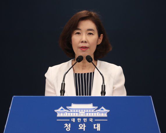 [서울=뉴시스] 전진환 기자 = 박경미 청와대 대변인이 19일 오전 청와대 춘추관에서 이반 두케 마르케스 콜롬비아 대통령 국빈 방한과 관련해 브리핑하고 있다. 2021.08.19. amin2@newsis.com /사진=뉴시스