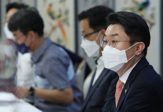 [서울=뉴시스] 김명원 기자 = 이억원 차관이 20일 서울 종로구 정부서울청사에서 열린 제28차 혁신성장 전략점검회의 겸 코로나 정책점검회의 겸 제23차 물가관계차관회의에 참석해 발언하고 있다.