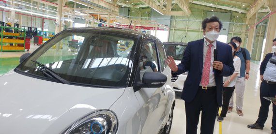 에디슨모터스 강영권 회장이 지난 19일 '군산형 일자리'인 전북 군산 새만금 산업단지 내 에디슨모터스 공장 준공식을 갖고 전기차 기술에 대해 설명하고 있다. 사진=임광복기자