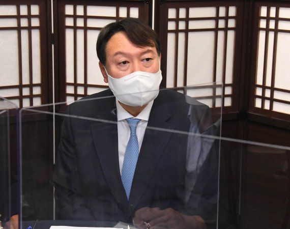 [서울=뉴시스] 국회사진기자단 = 국민의힘 대권주자인 윤석열 전 검찰총장이 지난 12일 서울 종로구 선거사무실에서 열린 코로나19 대책 마련을 위한 전문가 간담회에서 인사말을 하고 있다. 2021.08.12. photo@newsis.com /사진=뉴시스