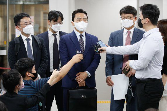 이성윤 서울고검장 변호인단의 박재형 변호사가 23일 서울 서초구 중앙지방법원에서 김학의 전 법무부 차관 불법 출국금지 사건 수사 방해 사건과 관련, 직권남용권리행사 방해 혐의 공판준비기일 마친 후 취재진 질의에 답하고 있다. /사진=뉴스1