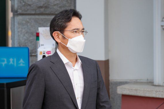 광복절 가석방으로 풀려난 이재용 삼성전자 부회장이 지난 13일 오전 경기 의왕 서울구치소에서 빠져나오고 있다. /사진=뉴스1