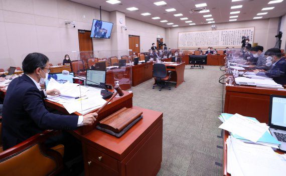 박주민 법사위 위원장 직무대리가 25일 서울 국회에서 열린 법제사법위원회 전체회의에서 언론중재 및 피해구제 등에 관한 법률 일부개정법률안(언론중재법)개정안을 통과 시키고 있다. 사진=박범준 기자