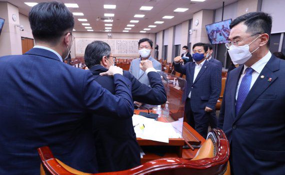 박주민 법사위 위원장 직무대리가 25일 서울 국회에서 열린 법제사법위원회 전체회의에서 언론중재 및 피해구제 등에 관한 법률 일부개정법률안(언론중재법)개정안을 통과 시킨 뒤 더불어민주당 의원들과 대화를 나누고 있다. 사진=박범준 기자