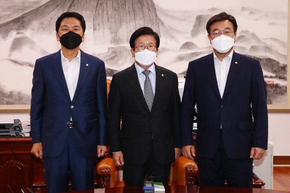 (서울=뉴스1) 이동해 기자 = 박병석 국회의장과 여야 원내대표가 25일 국회 의장실에서 열린 국회의장 여야 원내대표 회동에 앞서 포즈를 취하고 있다. 왼쪽부터 김기현 국민의힘 원내대표, 박 의장, 윤호중 더불어민주당 원내대표. 2021.8.25/뉴스1 /사진=뉴스1화상                                    [서울=뉴시스] 최진석 기자 = 김기현 국민의힘 원내대표가 24일 서울 여의도 법제사법위원회 법사위 회의실 앞에서 여당의 언론중재법 강행을 규탄하는 팻말을 들고 발언하고 있다. (공동취재사진) 2021.08.24. photo@newsis.com /사진=뉴시스