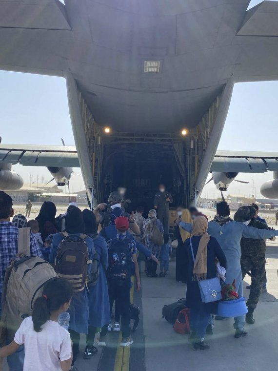 [서울=뉴시스] 정병혁 기자 = 25일 아프가니스탄 카불공항에서 한국으로 이송될 아프간인들이 수송기에 탑승하고 있다. 아프가니스탄에서 한국 정부 활동을 지원해 온 현지인 직원과 가족 380여명은 26일 인천공항을 통해 입국할 예정이다. (사진=외교부 제공) 2021.08.25. photo@newsis.com *재판매 및 DB 금지 /사진=뉴시스