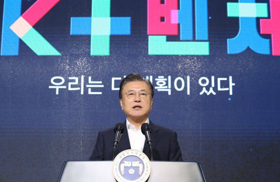 [서울=뉴시스] 김진아 기자 = 문재인 대통령이 26일 청와대에서 열린 제2벤처붐 성과보고회 ‘K+벤처’에서 발언을 하고 있다. 2021.08.26. bluesoda@newsis.com /사진=뉴시스