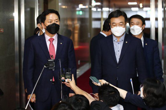 윤호중 더불어민주당 원내대표와 김기현 국민의힘 원내대표가 30일 오후 서울 여의도 국회의장실에서 회동을 마친 뒤 취재진의 질문에 답하고 있다.2021.8.30/뉴스1.