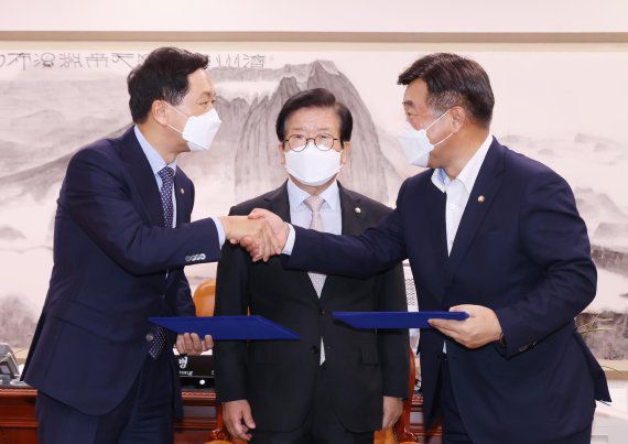 31일 서울 여의도 국회에서 열린 박병석 국회의장 주재 여야 원내대표 회동에서 윤호중 더불어민주당 원내대표와 김기현 국민의힘 원내대표가 언론중재법 개정안 처리 협의체 구성 등의 내용이 담긴 합의문을 교환 하고 있다. 사진=박범준 기자