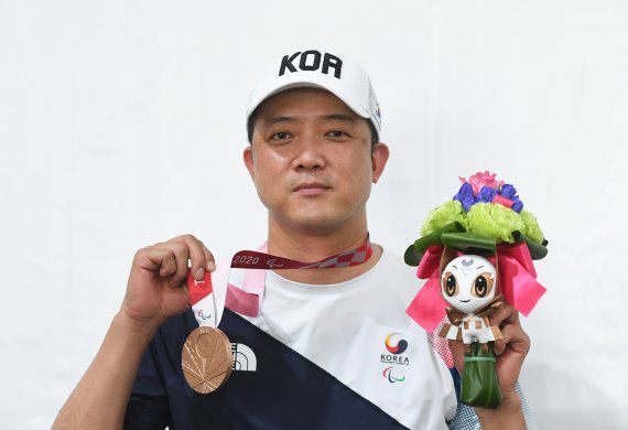 (서울=뉴스1) = 박진호가 30일 일본 도쿄 아사카 사격장에서 열린 2020 도쿄패럴림픽 사격 R1 10m 공기소총 입사 SH1 결승에서 동메달을 차지한 후 메달을 들어보이고 있다. 박진호는 224.5점을 쏘며 동메달을 목에 걸었다. (대한장애인체육회 제공) 2021.8.30/뉴스1 /사진=뉴스1화상