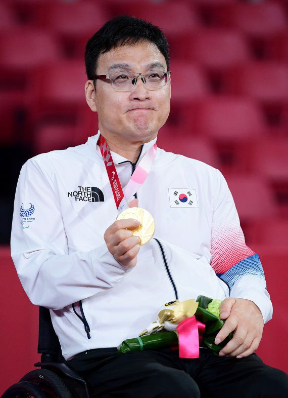주영대가 30일 일본 도쿄 메트로폴리탄체육관에서 열린 2020 도쿄패럴림픽 탁구 남자 개인전(TT1) 시상식에서 금메달을 목에 걸고 있다. 2021.8.30/뉴스1 © News1 사진공동취재단 /사진=뉴스1