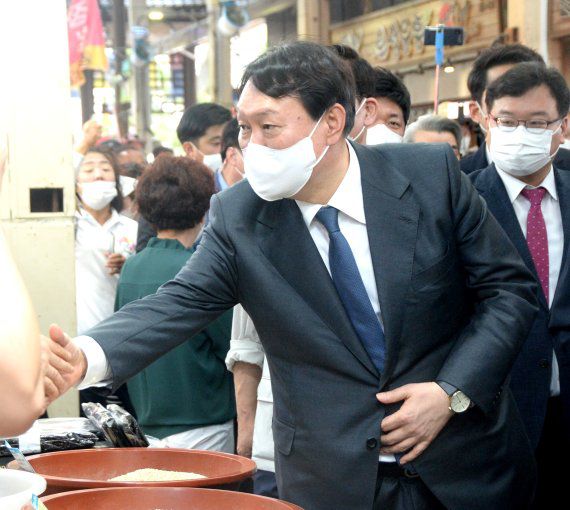 국민의힘 대선주자인 윤석열 전 검찰총장이 31일 오후 충북 청주시 육거리종합시장에서 상인과 악수를 하고 있다. 사진=뉴시스화상