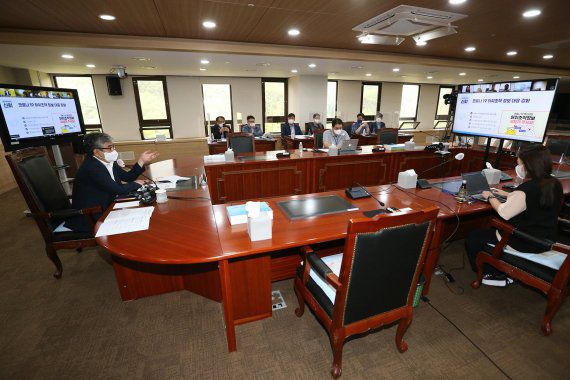 한상혁 방송통신위원회 위원장이 26일 5기 방통위 출범 1년을 맞아 온라인 기자간담회를 진행하고 있다. 한 위원장은