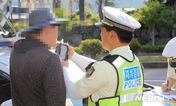 제주도 자치경찰단이 음주운전 여부를 측정하고 있다. [뉴시스DB]