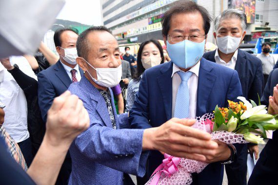 [부산=뉴시스] 하경민 기자 = 국민의힘 홍준표 대선 예비후보가 1일 오후 부산 중구 자갈치시장을 방문, 상인 대표로부터 꽃다발을 받고 악수하고 있다. 2021.09.01. yulnetphoto@newsis.com <저작권자ⓒ 공감언론 뉴시스통신사. 무단전재-재배포 금지.> /사진=뉴시스화상                                    윤석열 국민의힘 대선 경선 예비후보가 1일 서울 용산구 대한노인회중앙회를 방문해 김호일 회장과 대화하고 있다. 사진=서동일 기자