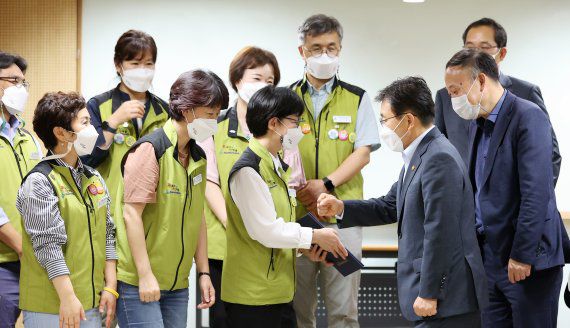 보건복지부와 보건의료노조의 노정실무교섭이 극적 타결된 2일 오전 서울 영등포구 의료기관평가인증원에서 권덕철 보건복지부 장관이 나순자 보건의료노조위원장을 비롯한 의료노조 관계자들과 주먹 인사를 나누고 있다. 뉴스1 제공.