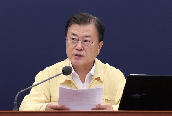 [서울=뉴시스] 전진환 기자 = 문재인 대통령이 30일 오후 청와대 여민관에서 열린 수석·보좌관회의에 참석해 발언하고 있다. 2021.08.30. amin2@newsis.com <저작권자ⓒ 공감언론 뉴시스통신사. 무단전재-재배포 금지.> /사진=뉴시스화상