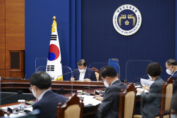 [서울=뉴시스] 전진환 기자 = 문재인 대통령이 2일 청와대 여민관 영상회의실에서 탄소중립 관련 관계부처 업무보고를 받고 있다. (사진=청와대 제공) 2021.09.02. photo@newsis.com *재판매 및 DB 금지 <저작권자ⓒ 공감언론 뉴시스통신사. 무단전재-재배포 금지.> /사진=뉴시스화상