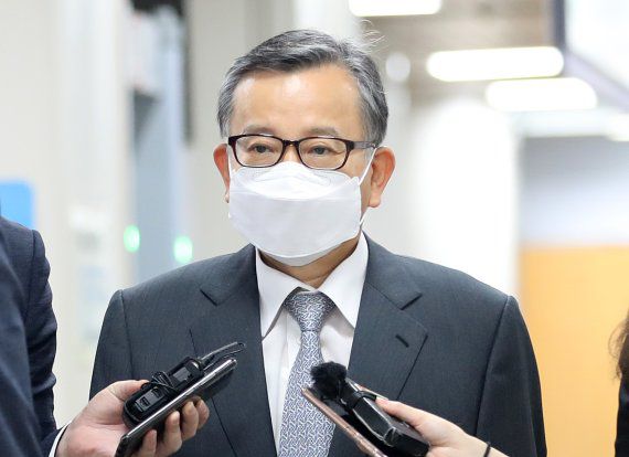 '뇌물수수' 혐의를 받고 있는 김학의 전 법무부차관이 2일 서울 서초구 서울고등법원에서 열린 파기환송심 첫 재판에 출석하고 있다. 사진=뉴스1