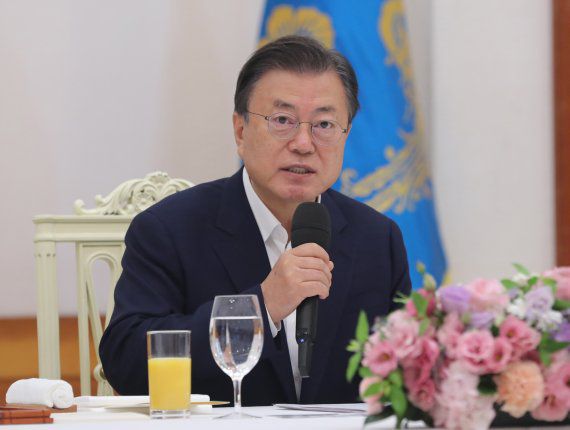 [서울=뉴시스] 전진환 기자 = 문재인 대통령이 3일 오전 청와대 본관 충무실에서 열린 국회의장단·상임위원장단 초청 간담회에서 인사말을 하고 있다. 2021.09.03. amin2@newsis.com <저작권자ⓒ 공감언론 뉴시스통신사. 무단전재-재배포 금지.> /사진=뉴시스화상