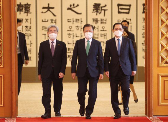 [서울=뉴시스] 김진아 기자 = 문재인 대통령이 6일 청와대에서 이석현 민주평화통일자문회의 수석부의장, 송두환 국가인권위원장, 고승범 금융위원장, 박종수 북방경제협력위원장에게 임명장을 수여하고 접견실로 이동하고 있다. 2021.09.06. bluesoda@newsis.com <저작권자ⓒ 공감언론 뉴시스통신사. 무단전재-재배포 금지.> /사진=뉴시스화상