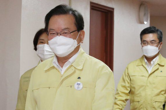 김부겸 국무총리가 7일 오전 서울 종로구 정부서울청사에서 열린 제39회 국무회의에 참석하고 있다. /사진=뉴스1화상