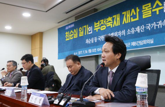 안민석 더불어민주당 의원이 지난 2017년 1월 16일 서울 여의도 국회 의원회관에서 열린 최순실 일가의 부정축재 재산 몰수를 위한 특별법 공청회에서 인사말을 하고 있다. 뉴스1 제공