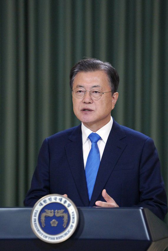 (서울=뉴스1) 유승관 기자 = 문재인 대통령이 청와대 충무실에서 10일 열린 ‘제68주년 해양경찰의 날’ 기념식 축사를 영상을 통해 전하고 있다. 2021.9.10 /사진=뉴스1화상