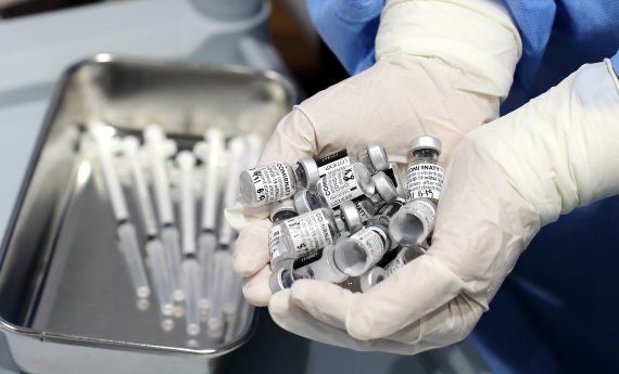 서울의 한 백신접종센터에서 관계자가 사용한 화이자 바이알을 들고 있다. © News1 박지혜 기자 /사진=뉴스1