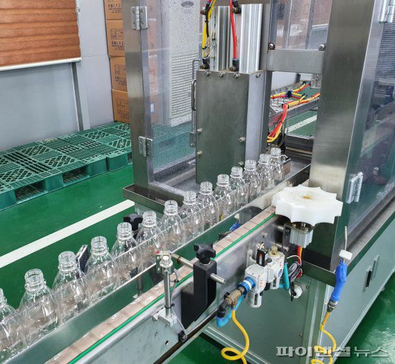 양평군 무라벨 병입수돗물 생산보급. 사진제공=양평군                                    양평군 무라벨 병입수돗물 생산보급. 사진제공=양평군