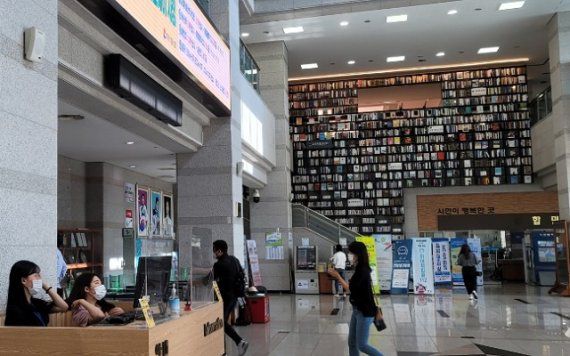 13일 강릉시는 최근 코로나 상생 국민지원금 신청 관련, 민원인의 부담을 덜 수 있도록 오프라인 지원금 신청 기간(9.13.~10.29.) 동안 가족관계증명서 발급 수수료를 한시적으로 면제한다고 밝혔다. 사진=서정욱 기자