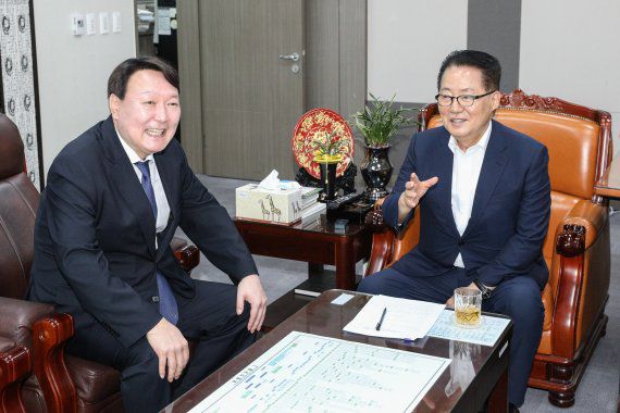 윤석열 검찰총장이 2019년 8월 7일 신임 인사차 국회를 찾아 박지원 민주평화당 의원과 이야기를 나누고 있다. 마당발인 박지원 국정원장은 14일, /사진=뉴스1                                    (서울=뉴스1) 이동해 기자 = 윤호중 더불어민주당 원내대표가 14일 서울 여의도 국회에서 열린 원내대책회의에서 발언하고 있다. 2021.9.14/뉴스1 /사진=뉴스1화상