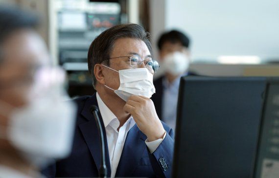 [서울=뉴시스] 문재인 대통령이 15일 국방과학연구소 안흥시험장에서 미사일전력 발사 시험을 참관하고 있다. (사진=청와대 제공) 2021.09.15. photo@newsis.com *재판매 및 DB 금지 <저작권자ⓒ 공감언론 뉴시스통신사. 무단전재-재배포 금지.> /사진=뉴시스화상