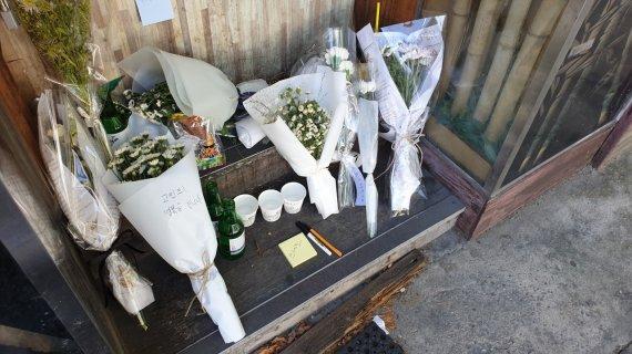 16일 경찰은 올해 1월부터 8월까지 감염병예방법 위반 혐의 수사를 총 9863건 진행했다고 밝혔다. 일각의 '감염병 불감증'이 심각한 상황에서 자영업자들과 의료진들은 극한의 상황에 몰리고 있다. 이달 초 마포에서 맥줏집을 운영하던 50대 A씨가 코로나19로 인한 경영난을 견디지 못하고 극단적 선택을 한 가운데 그를 추모하는 국화와 소주병이 가게 앞에 놓여있다. /사진=송주용 기자