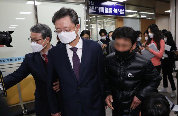우병우 전 청와대 민정수석이 4일 오후 서초동 서울고등법원에서 열린 국회에서의증언·감정등에관한법률위반 등 항소심 선고공판에서 징역 1년을 선고 받은 후 법정을 나와 취재진과 인터뷰 후 이동하고 있다. 2021.2.4/뉴스1 © News1 박정호 기자 /사진=뉴스1