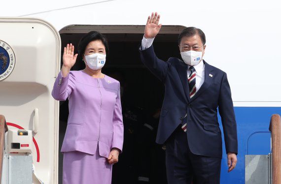 [성남=뉴시스] 김진아 기자 = 유엔(UN)총회 참석을 위해 미국 뉴욕을 방문하는 문재인 대통령과 김정숙 여사가 19일 경기 성남 서울공항에서 공군1호기에 탑승해 환송 인사들을 향해 손 흔들어 인사하고 있다. 2021.09.19. bluesoda@newsis.com /사진=뉴시스