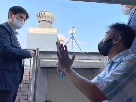 이용선 더불어민주당 의원(왼쪽)이 신월·신정지역 항공기 소음 피해를 점검하고 있다. 사진=이용선 의원 sns