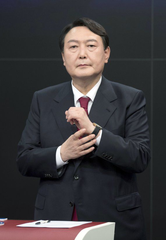 [서울=뉴시스] 국회사진기자단 = 윤석열 국민의힘 대선 경선 예비후보가 지난 16일 서울 중구 TV조선에서 열린 방송토론회에서 토론 준비를 하고 있다. 2021.09.16. photo@newsis.com /사진=뉴시스