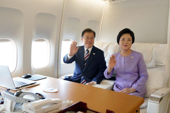 [서울=뉴시스] 문재인 대통령과 김정숙 여사가 19일 오후 뉴욕 유엔총회 참석을 위해 출국하기 전 기내에서 추석 명절 인사를 촬영하고 있다. (사진=청와대 제공) 2021.9.20. photo@newsis.com *재판매 및 DB 금지 <저작권자ⓒ 공감언론 뉴시스통신사. 무단전재-재배포 금지.> /사진=뉴시스화상