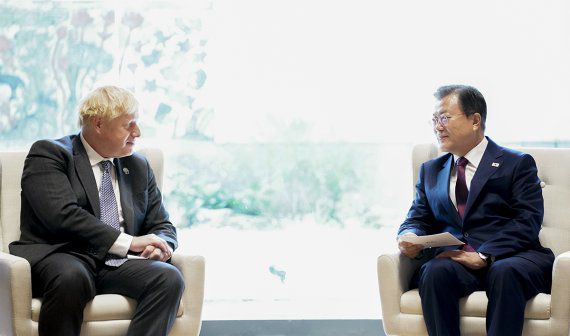 문재인 대통령이 20일(현지시간) 미국 뉴욕 주유엔대표부 양자회담장에서 보리스 존슨 영국 총리와 정상회담을 하고 있다. (청와대 제공) 2021.9.21/뉴스1 /사진=뉴스1
