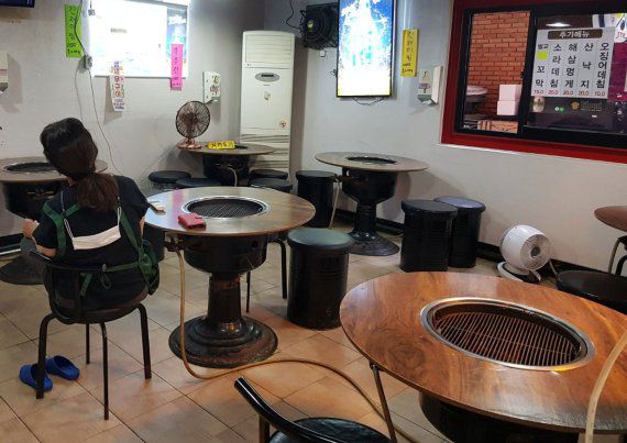 서울 종로구 젊음의거리에 위치한 한 조개구이집에서 식당 관계자가 TV를 응시하고 있다. 사진=윤홍집 기자