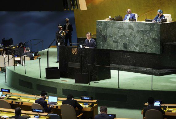 [뉴욕=뉴시스] 김진아 기자 = 문재인 대통령이 21일(현지시간) 미국 뉴욕 유엔 총회장에서 기조연설을 하고 있다. 2021.09.22. bluesoda@newsis.com <저작권자ⓒ 공감언론 뉴시스통신사. 무단전재-재배포 금지.> /사진=뉴시스화상