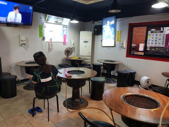 서울 종로구 젊음의거리에 위치한 한 조개구이집에서 식당 관계자가 TV를 응시하고 있다. /사진=윤홍집 기자