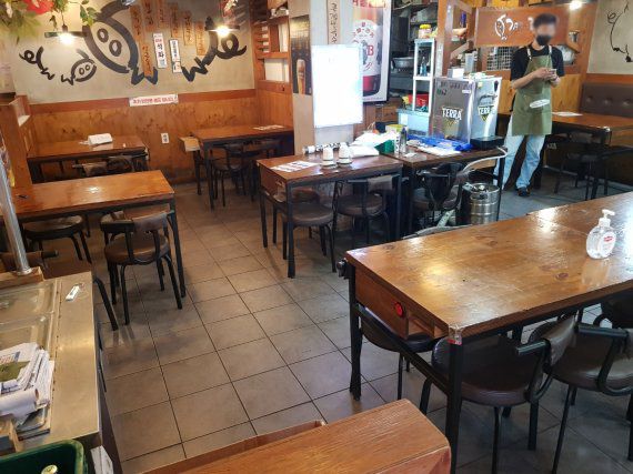 서울 종로구 젊음의 거리에 위치한 한 족발집이 텅 비어있다. /사진=윤홍집 기자