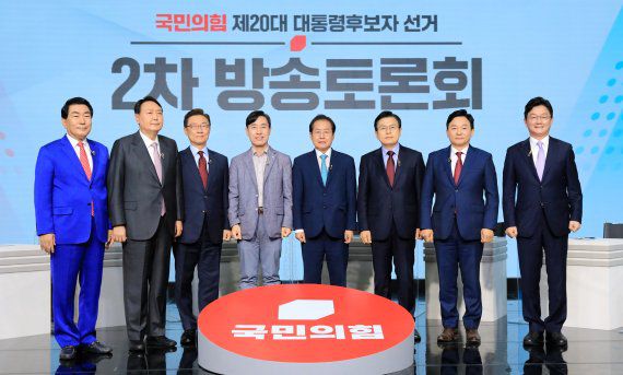국민의힘 대선 예비후보들이 23일 오후 서울 강서구 ASSA빌딩 스튜디오에서 열린 제20대 대통령 후보자 선거 2차 방송토론회에 앞서 기념촬영을 하고 있다. 왼쪽부터 안상수, 윤석열, 최재형, 하태경, 홍준표, 황교안, 원희룡, 유승민 후보. 사진=뉴시스화상