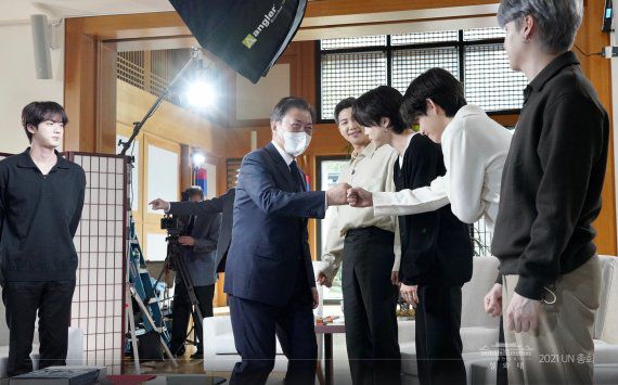 (서울=뉴스1) = 문재인 대통령이 21일(현지시각) 미국 뉴욕 주유엔대표부에서 ABC 방송과의 인터뷰에 앞서 BTS(방탄소년단)과 주먹인사를 하고 있다. (청와대 페이스북) 2021.9.22/뉴스1 /사진=뉴스1화상